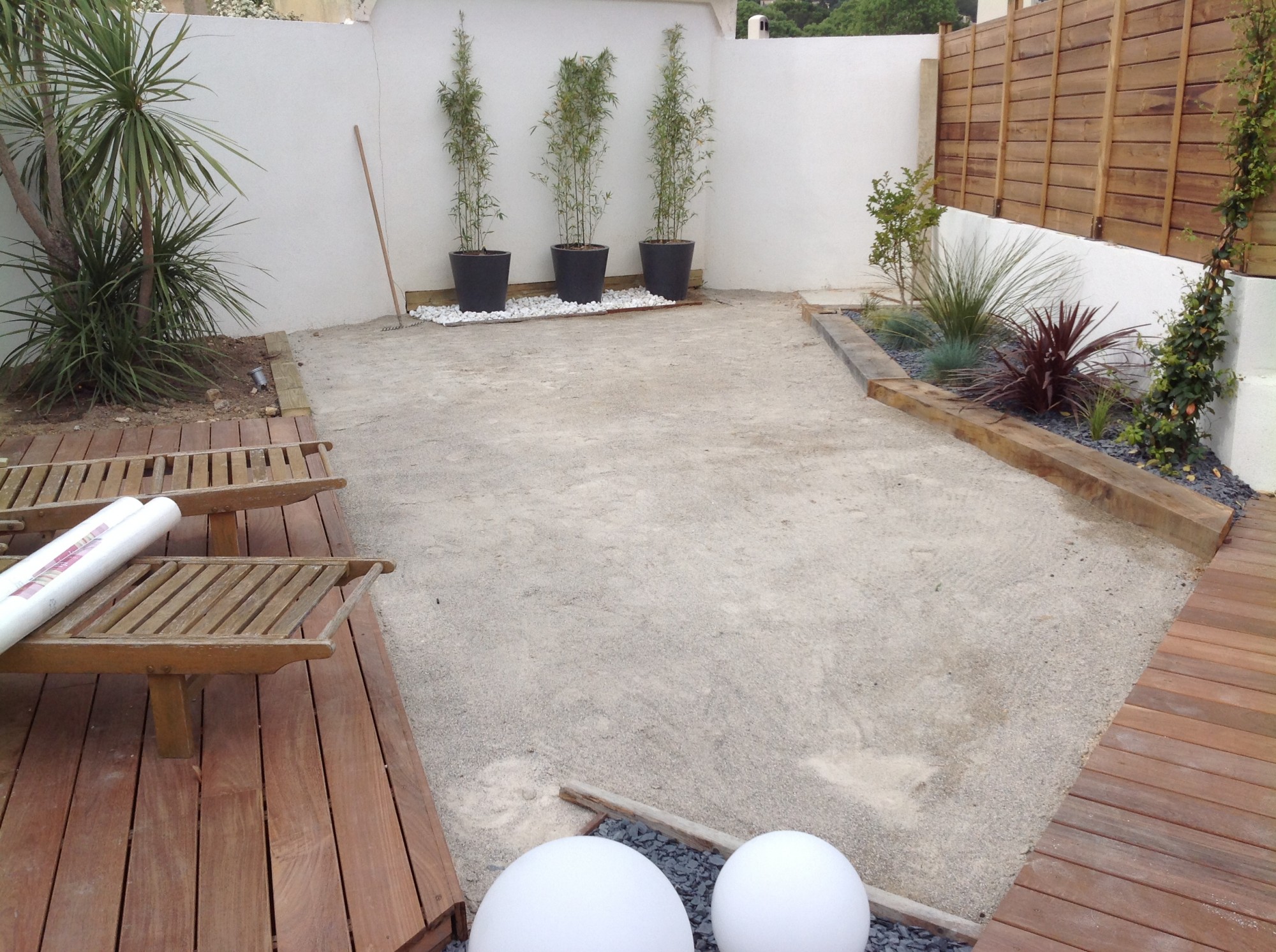 Préparation du sol avant la pose d'un gazon artificiel à Aix en Provence